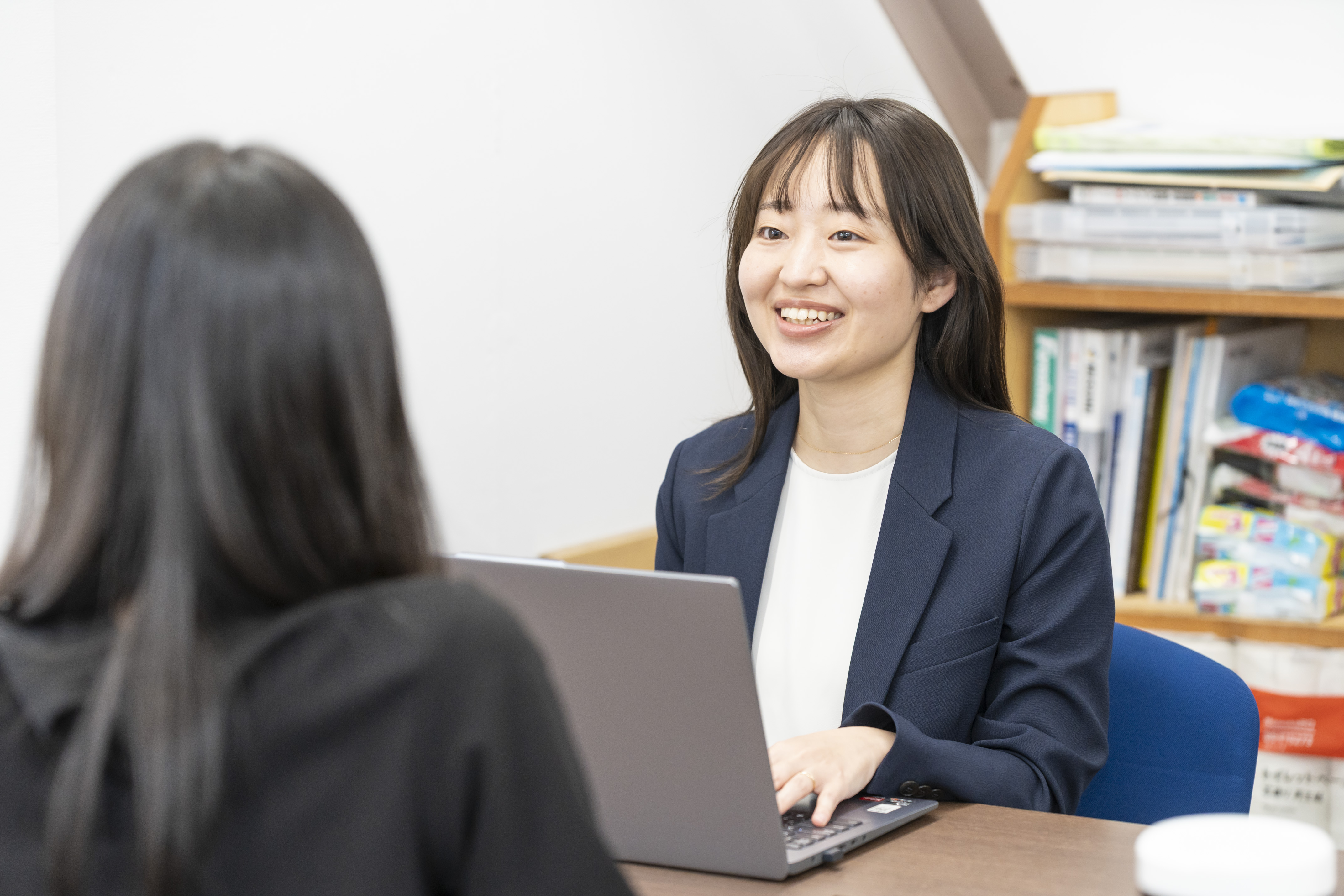 業務に取り組む杉浦綾乃